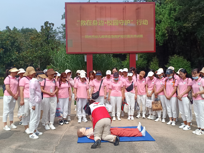 江苏省邳州市红十字会开展“救在身边·校园守护”行动，为130余名幼儿教师举办应急救护知识普及培训班.jpg