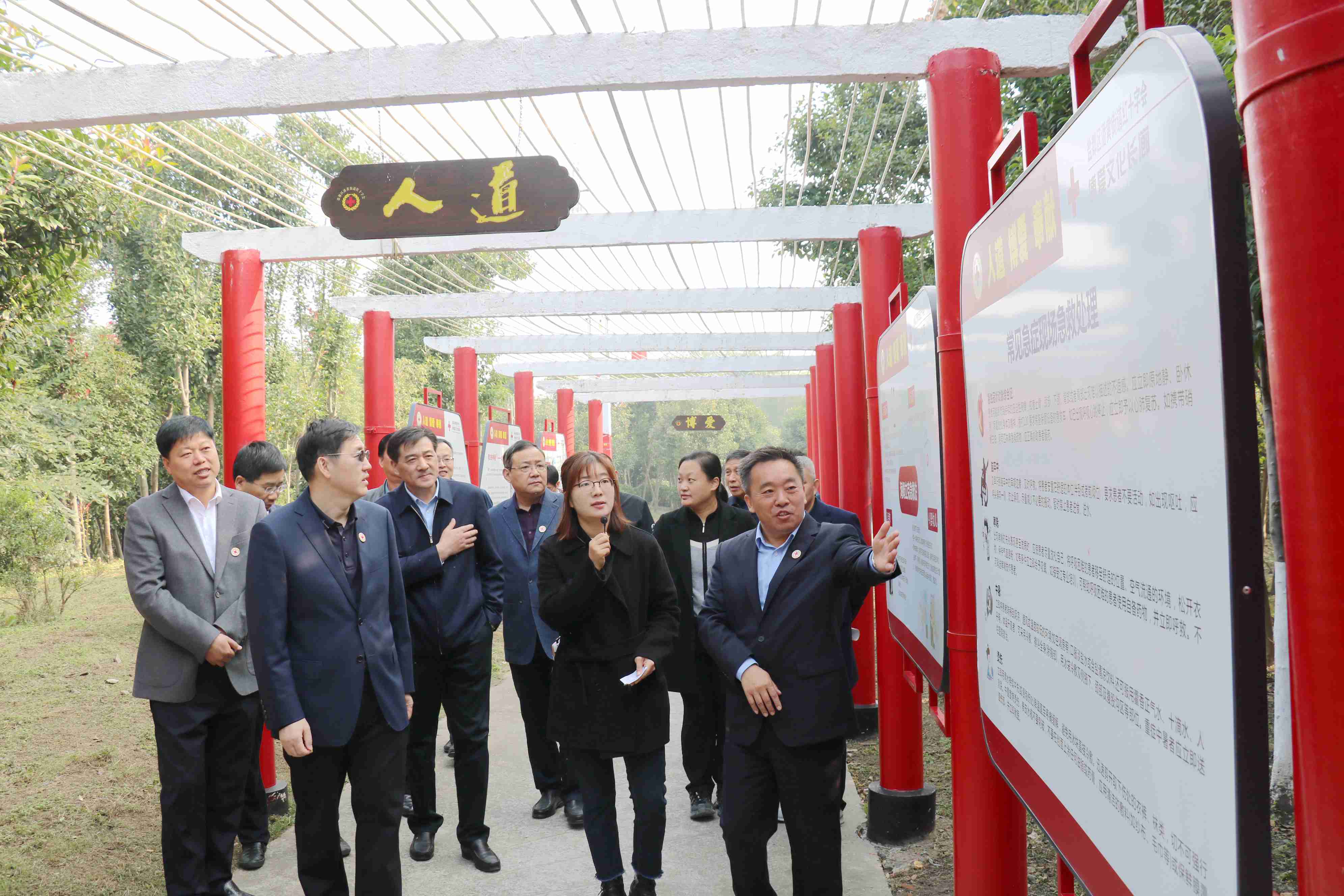 盐都区红十字会常务副会长陈海高介绍博爱文化长廊_副本.jpg