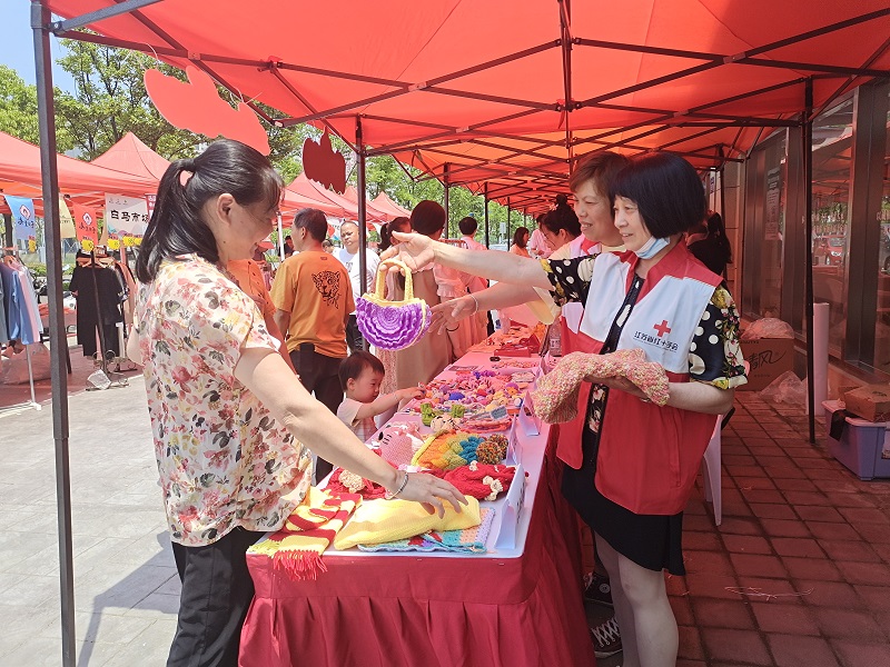 社区暖心关爱志愿服务队开展编织品义卖活动.jpg