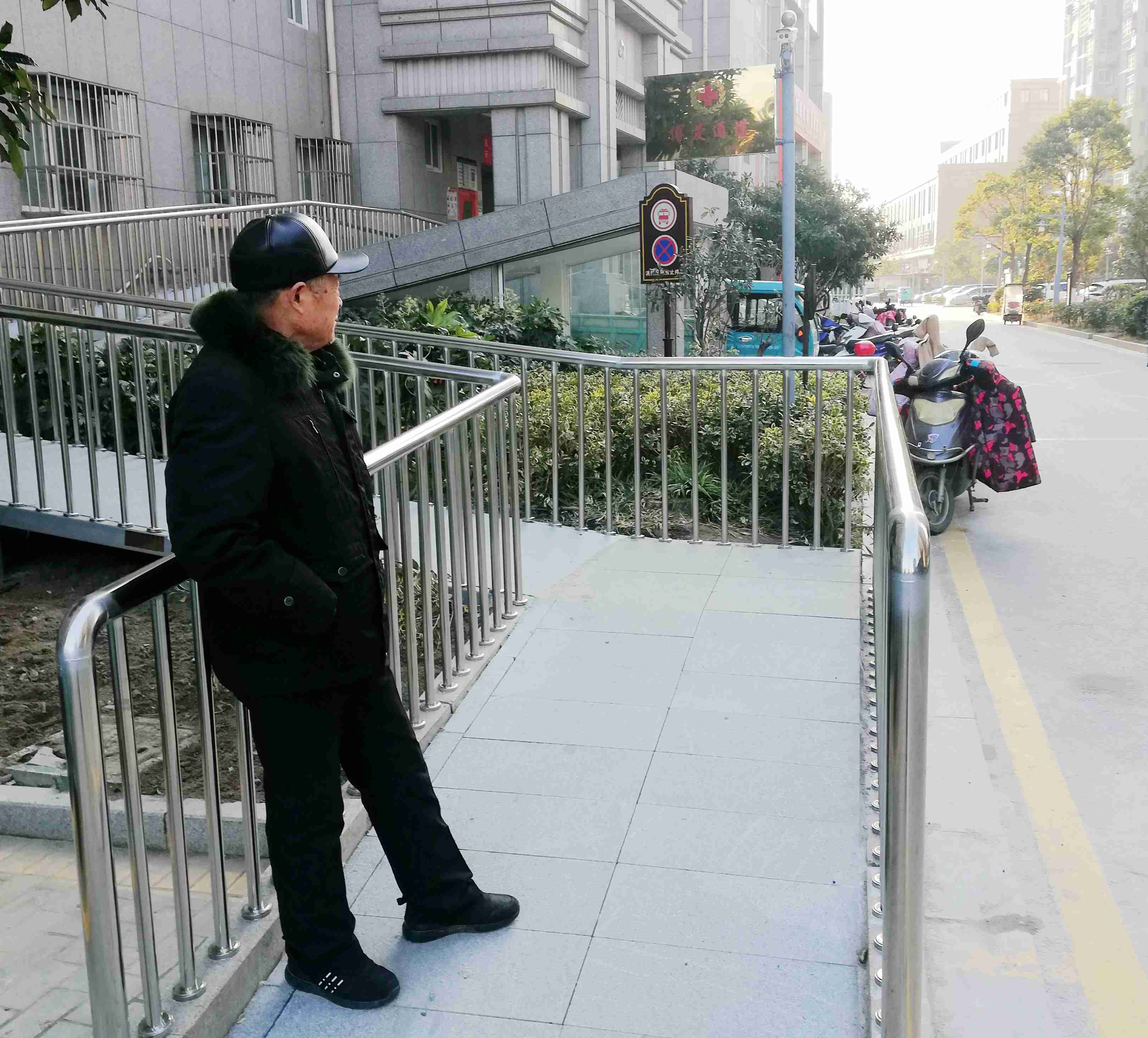 老年朋友很舒坦_副本.jpg