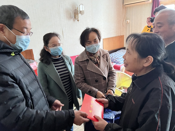 吴茵老人家属_副本.jpg