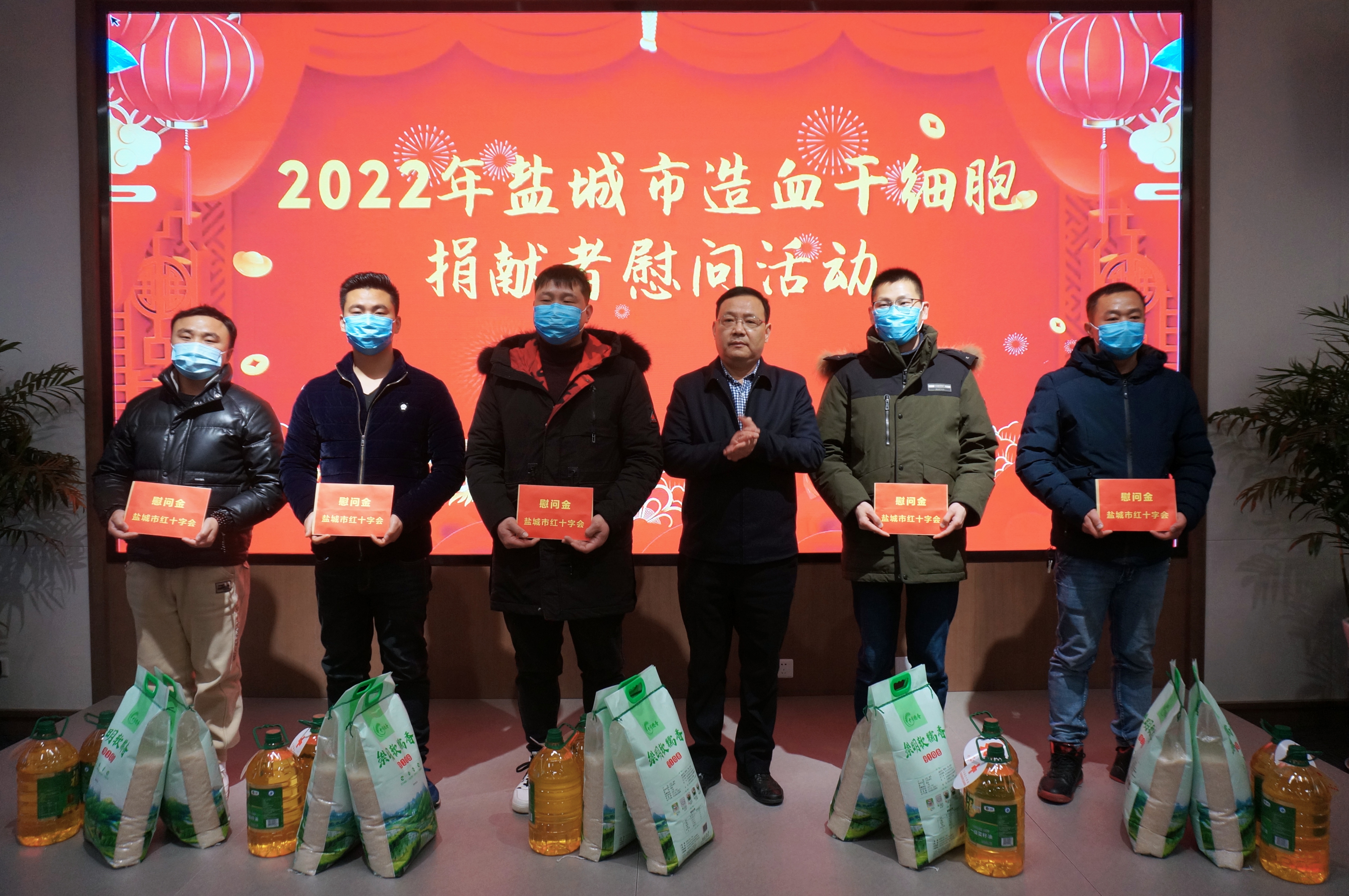 孙为祥书记和志愿者.jpg