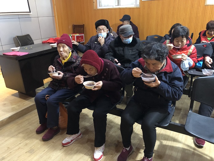 1.15栖化新村社区举办“温暖迎腊八”活动-1.jpg