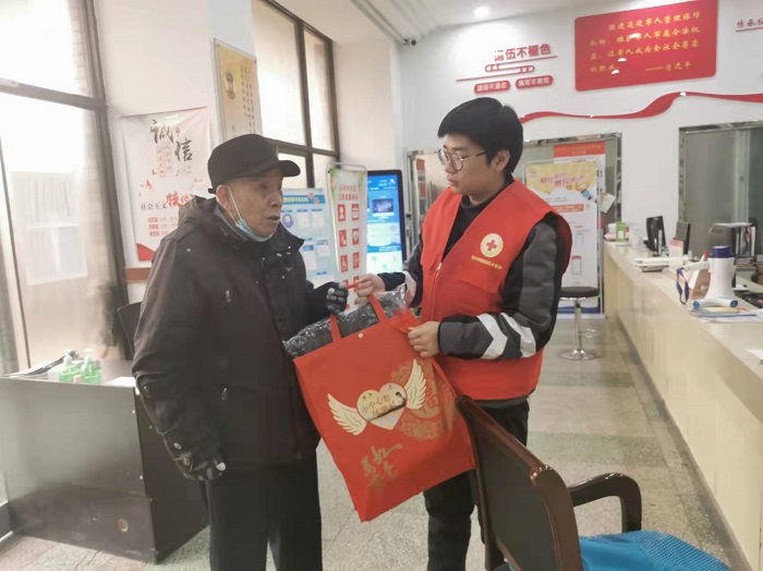 1.15石化村社区红十字会慰问困难家庭-1.jpg