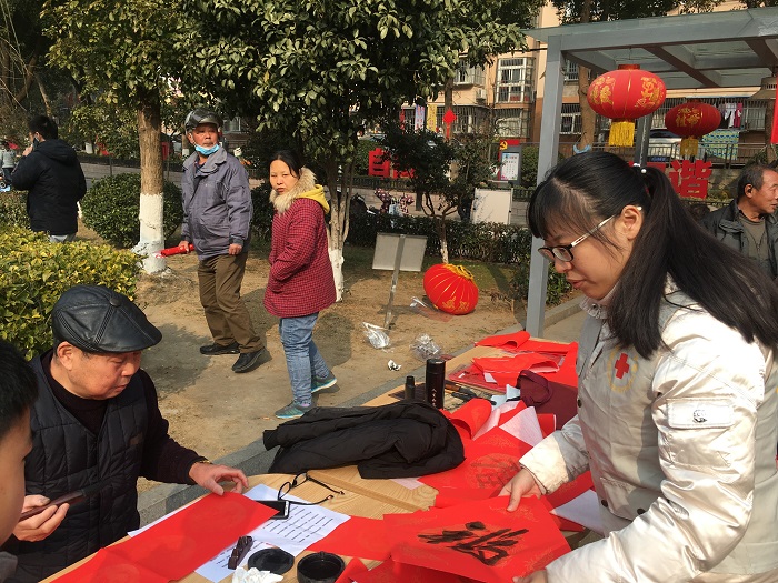 1.24幕府山庄社区联合工会开展迎新春送春联活动-1.jpg