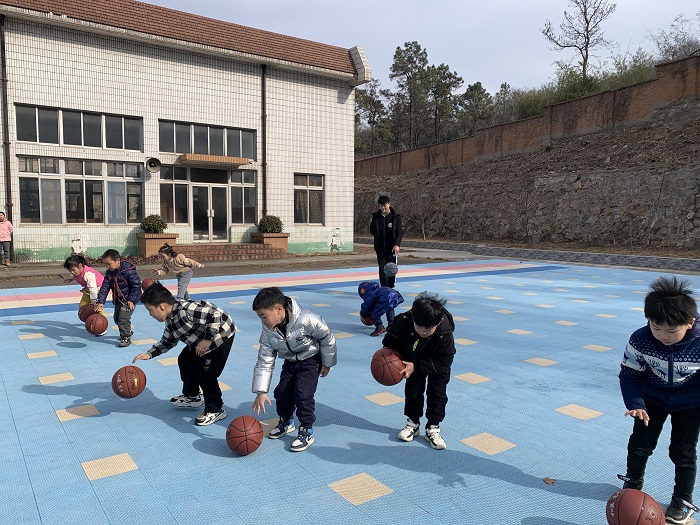 1.24栖化新村社区：少儿学篮球，健康伴我行-1.jpg