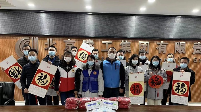 1.30访城市建设者 春运倍添暖意-1.jpg