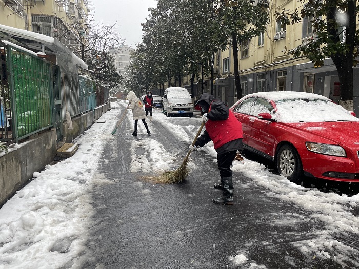 2.9大雪纷飞扫雪忙 守护安全暖情义-1.jpg