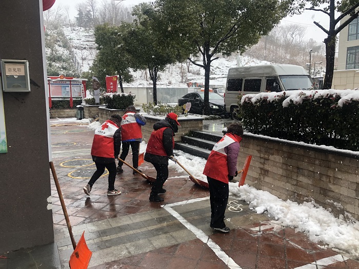 2.9柳塘社区铲雪除冰传温情-1.jpg