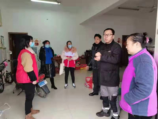 3、街道红十字会陪同徐金宝上门看望资助学生_副本.jpg