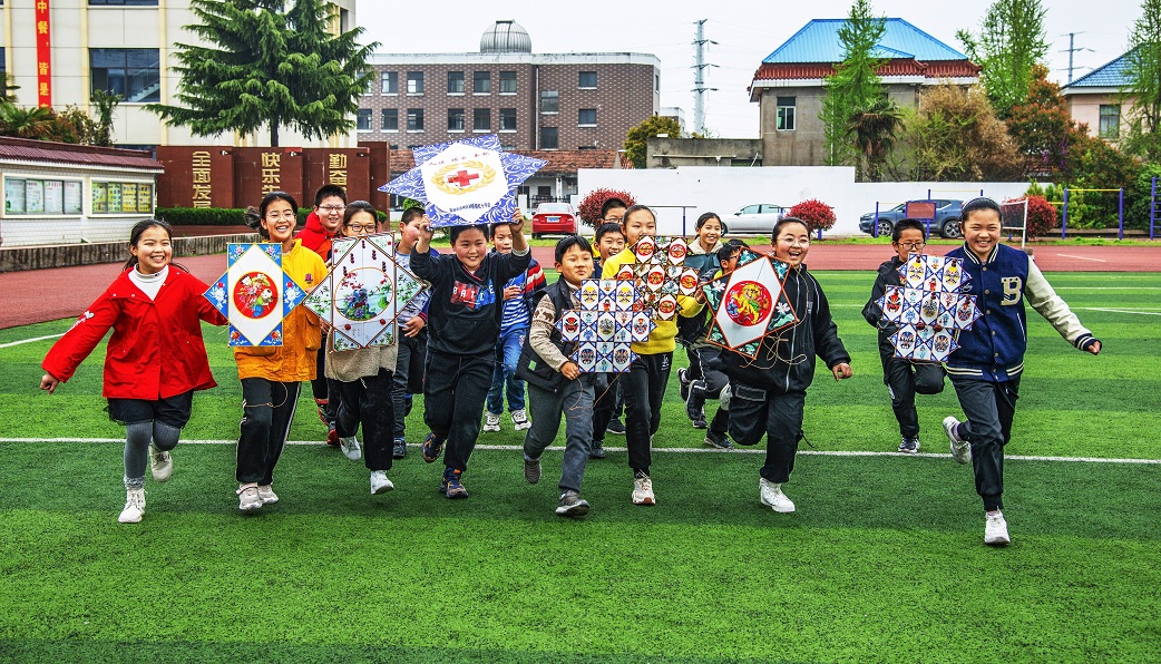 学校开展博爱“筝”情红十字活动.jpg
