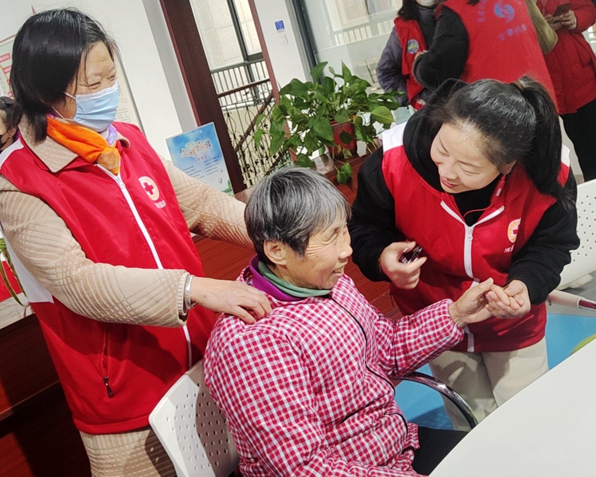 等候服务的老人享受到按摩剪指甲服务_副本.jpg
