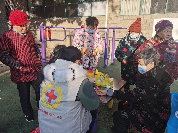 3、3.8 柳塘社区关爱老人送健康-1.jpg