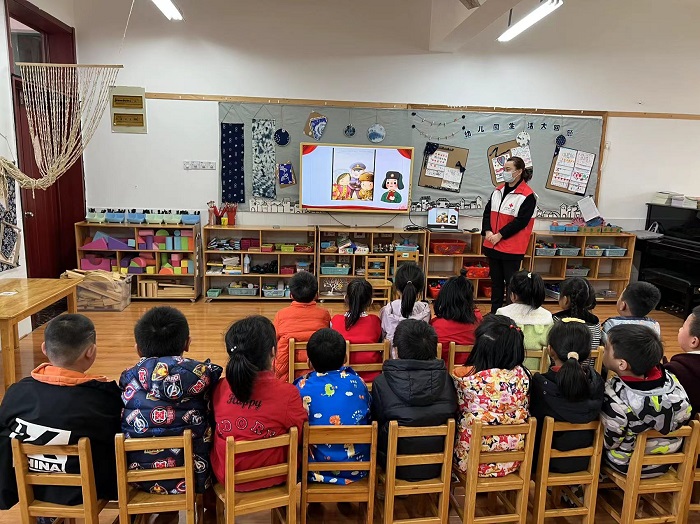 12、3.8 红会志愿者学雷锋主题活动走进幼儿园-1.jpg