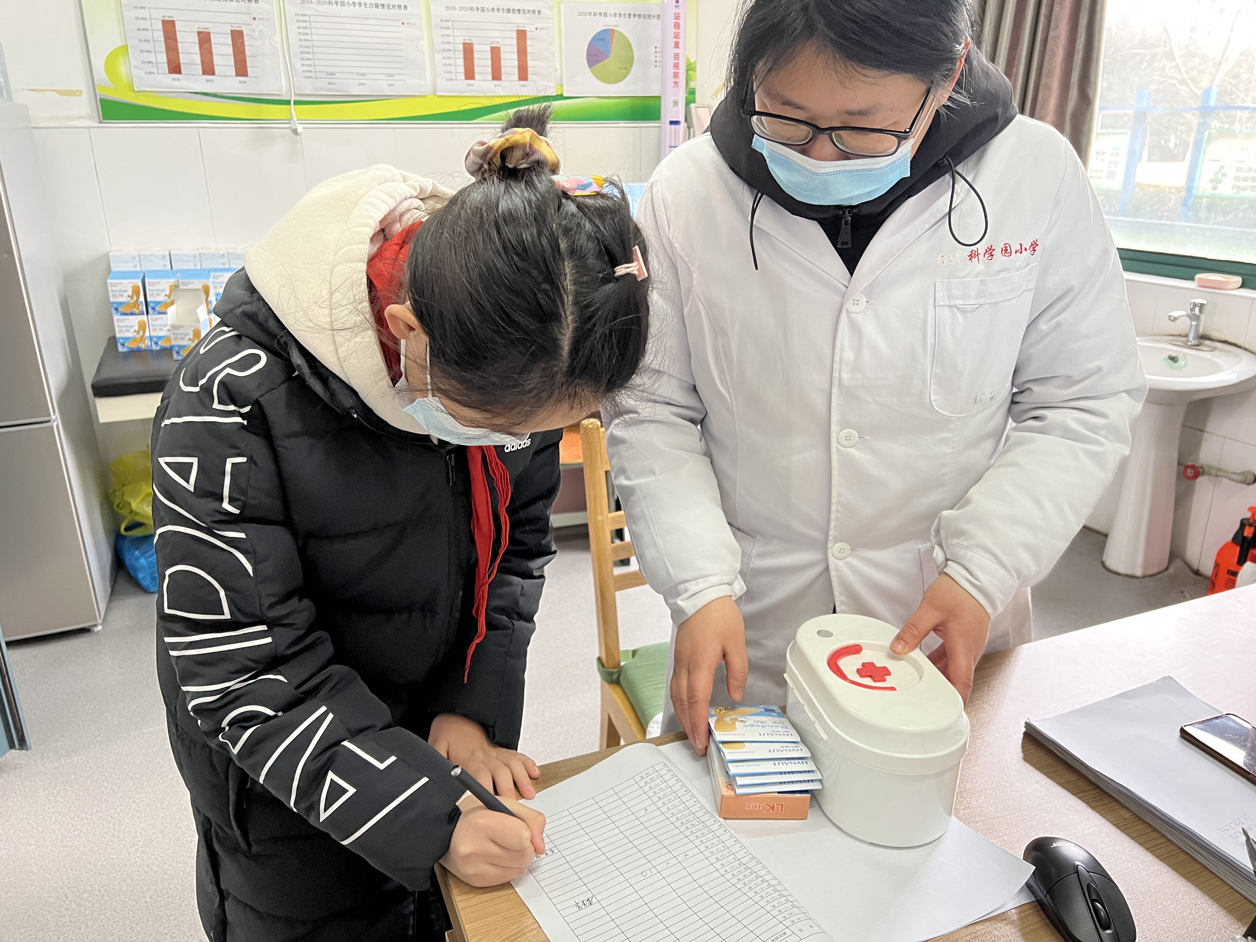 南京市江宁科学园小学红十字会开展小药箱发放活动2.jpg