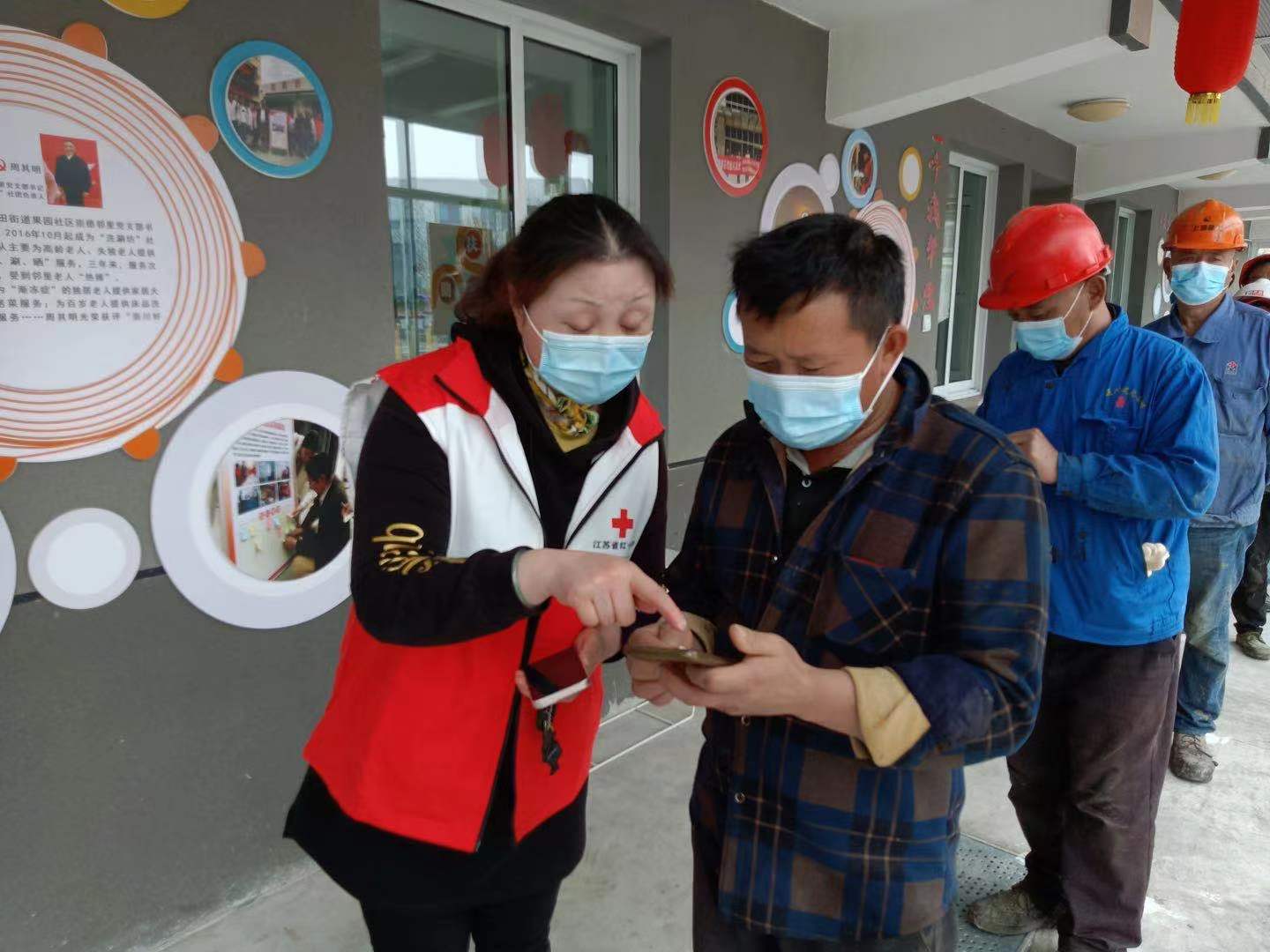 红十字博爱家园志愿者在核酸检测点引导服务.jpg