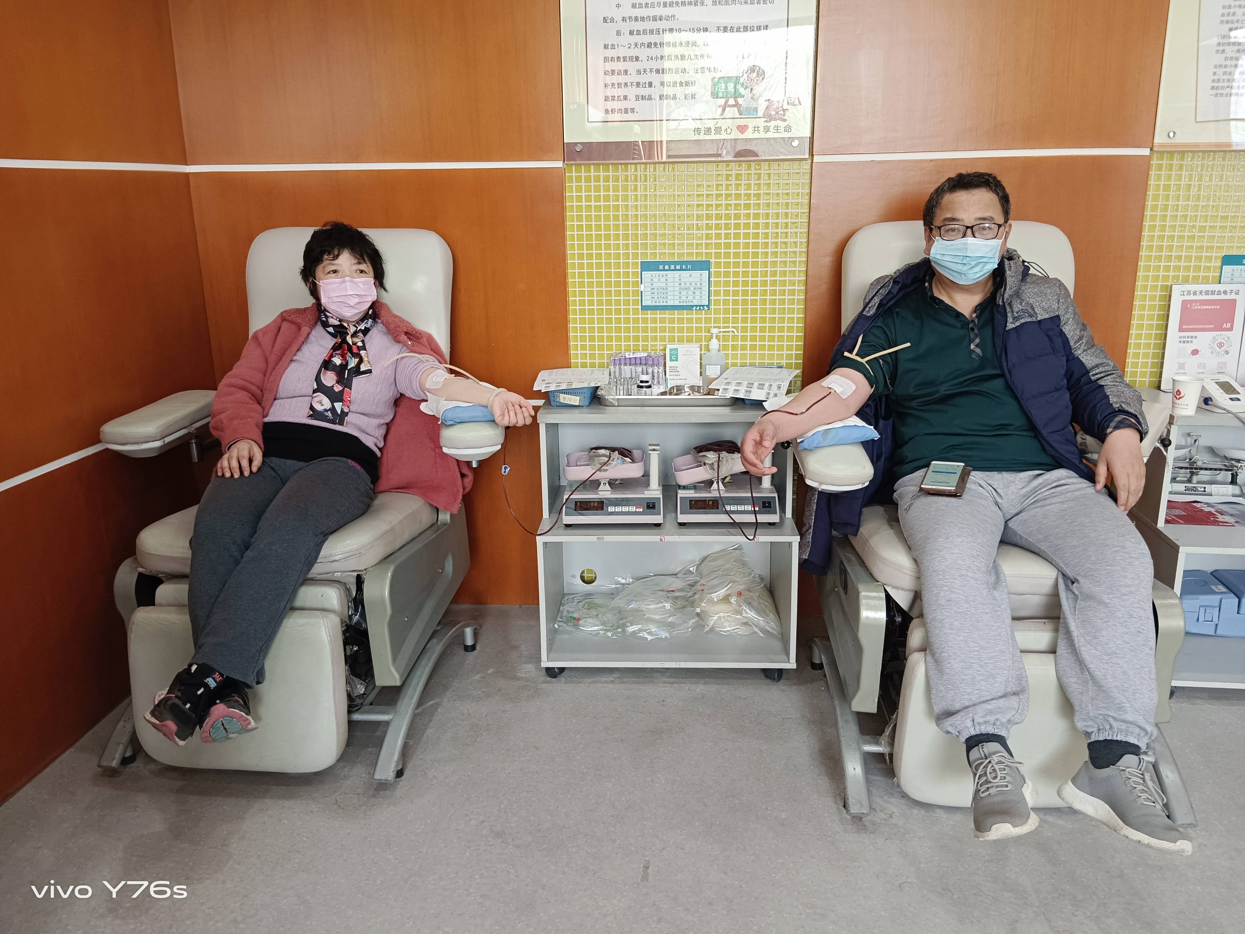 王学民、孙丹儿夫妻俩献血.jpg