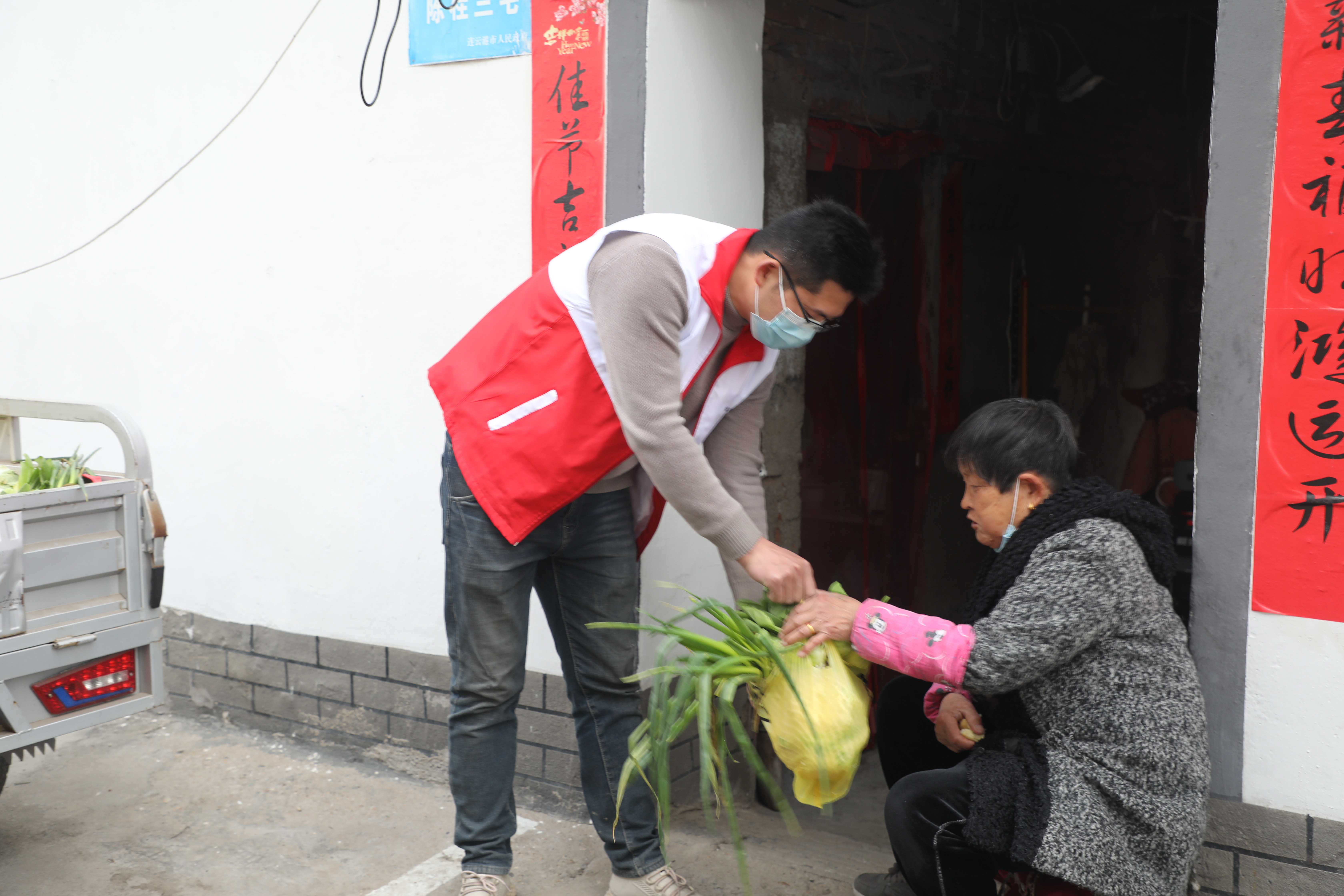 发放物资 (2).JPG