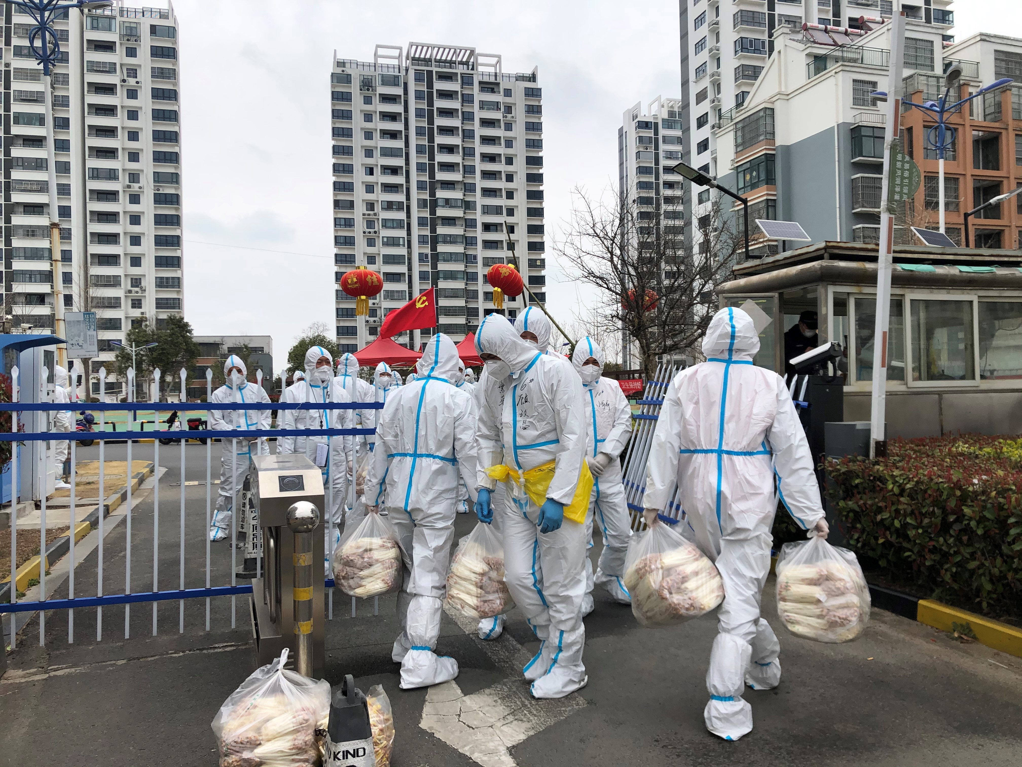 志愿者发放物资.jpg