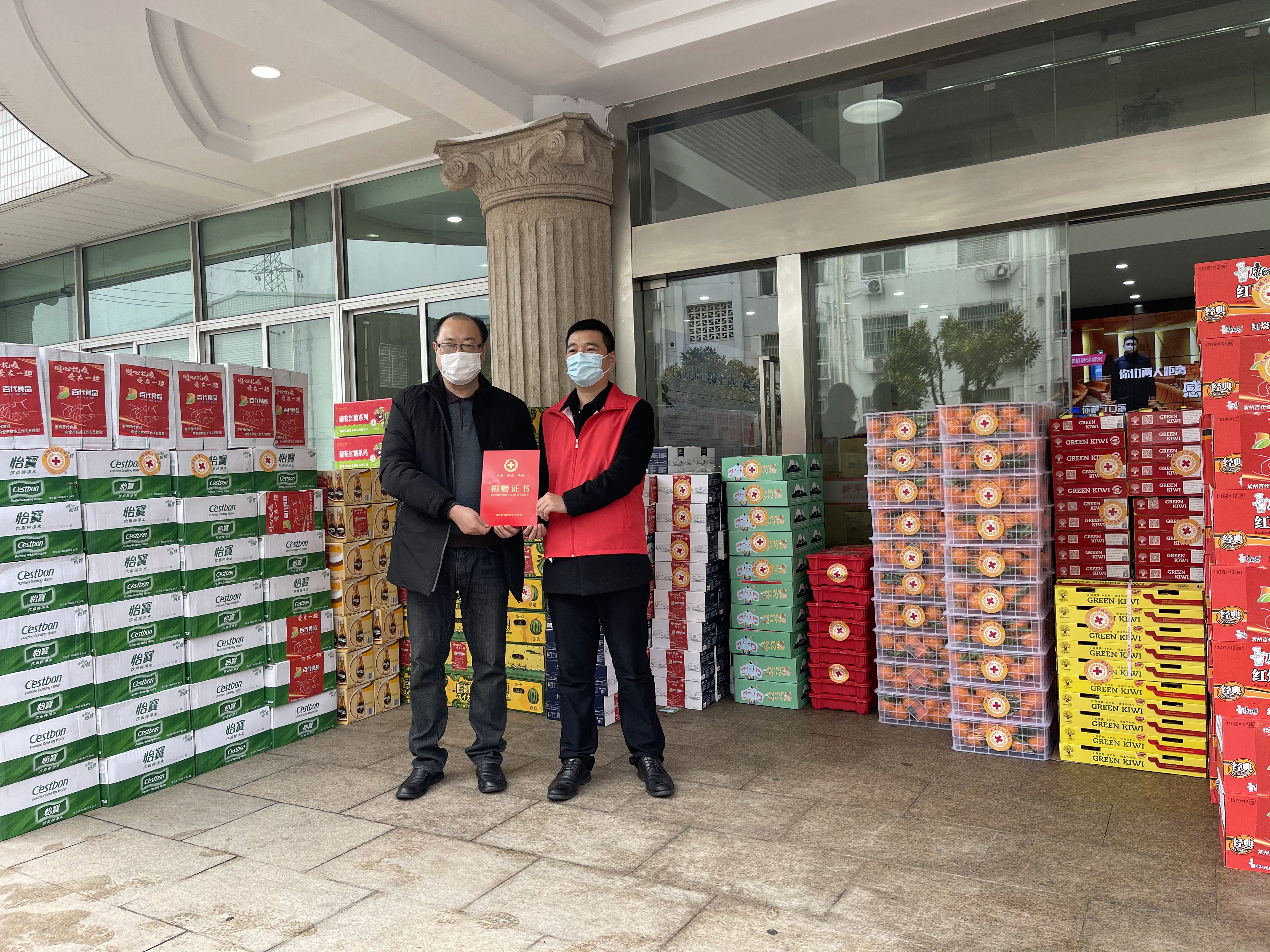 3.25钟楼区红十字会向百代食品张总颁发捐赠证书.jpg