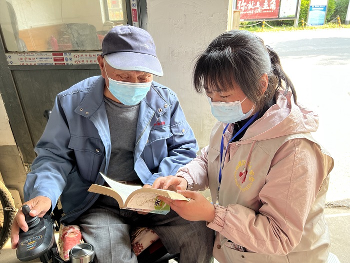 3、4.14 红会志愿者上门为残疾人读书丰富老人精神生活(1)-1.jpg
