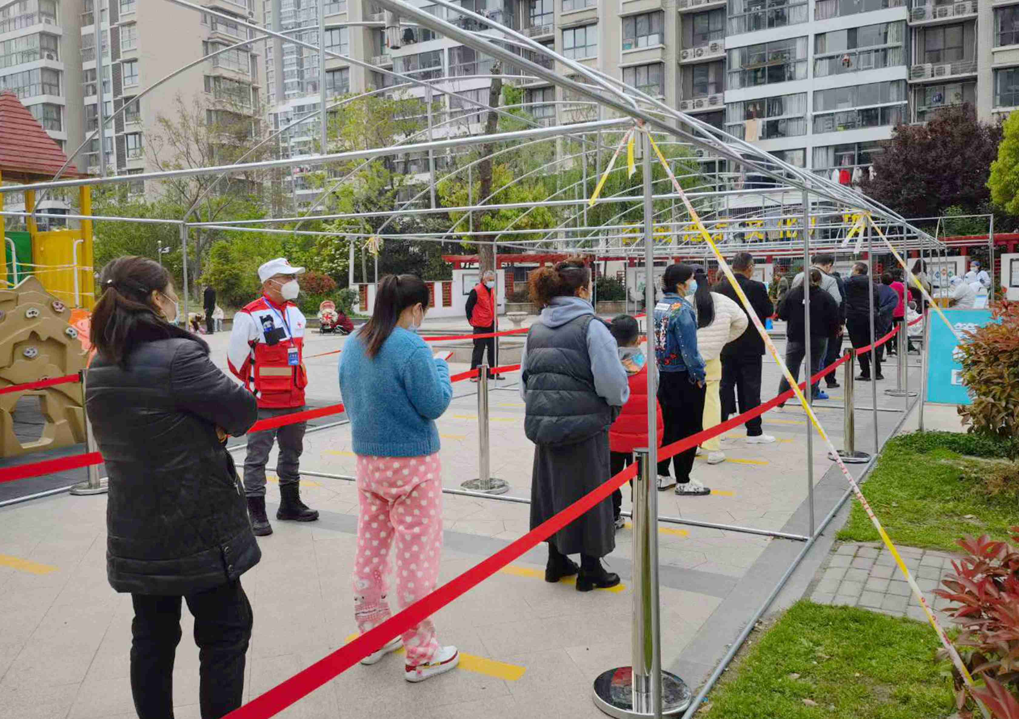 盐都红会应急救援队4月15日下午为潘黄街道西城逸品小区全民核酸检测提供服务保障_副本.jpg