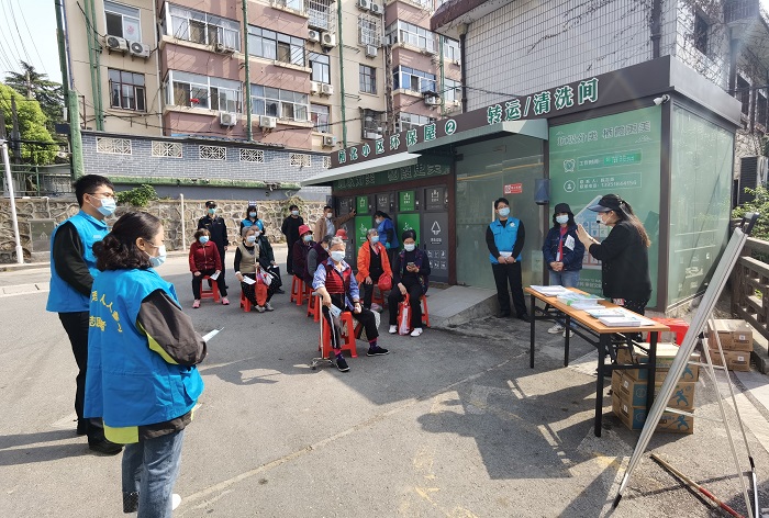 1、4.22 栖霞街道城管科联合栖化新村社区开展“双剑合一”行动-1.jpg