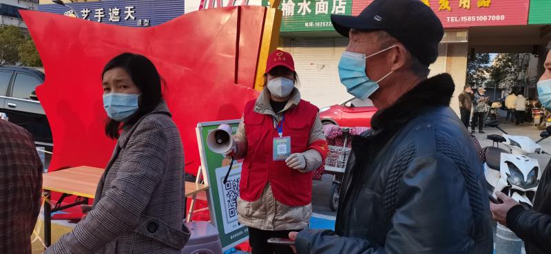陈英做志愿服务2.jpg