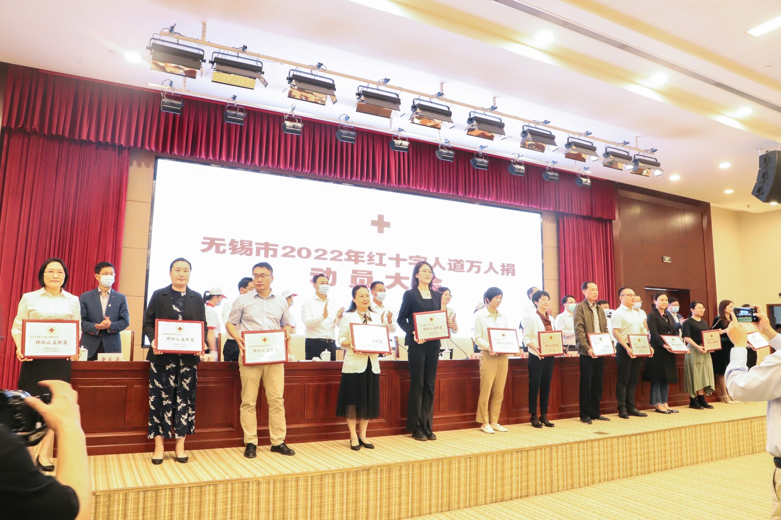 图6：公益联盟授牌.jpg