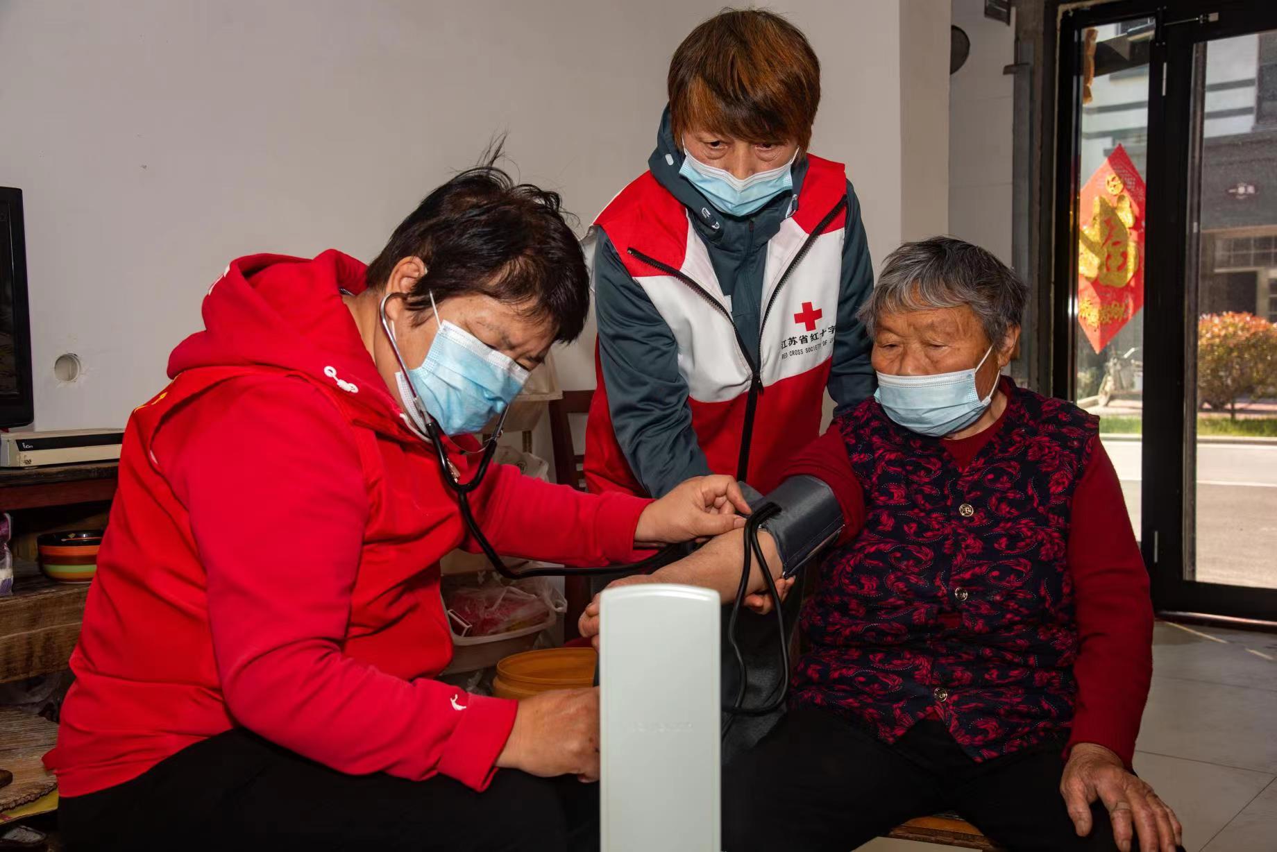 丰县红十字志愿者博爱家园进行义诊.jpg