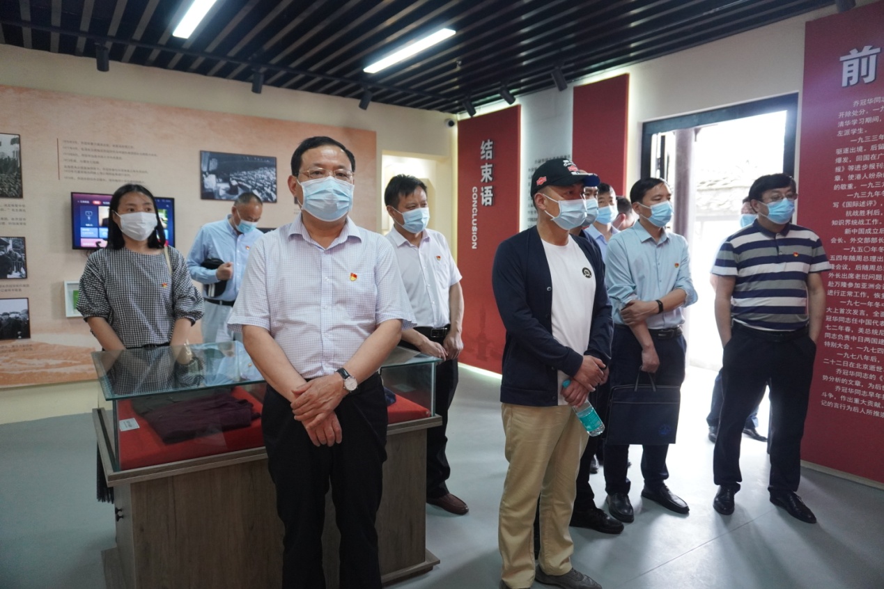 2参观乔冠华故居.jpg