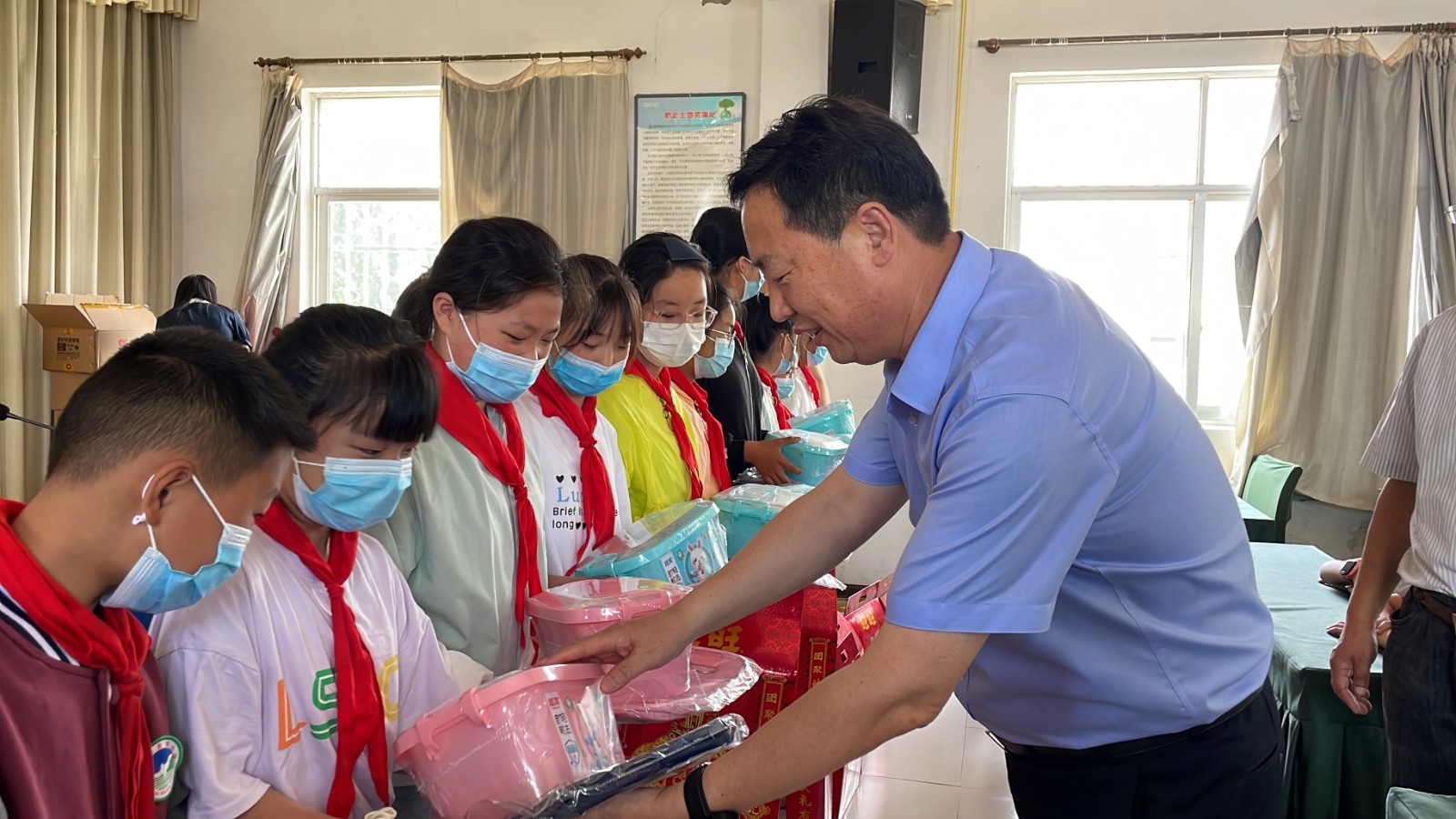新东小学儿童节慰问 (8).jpg