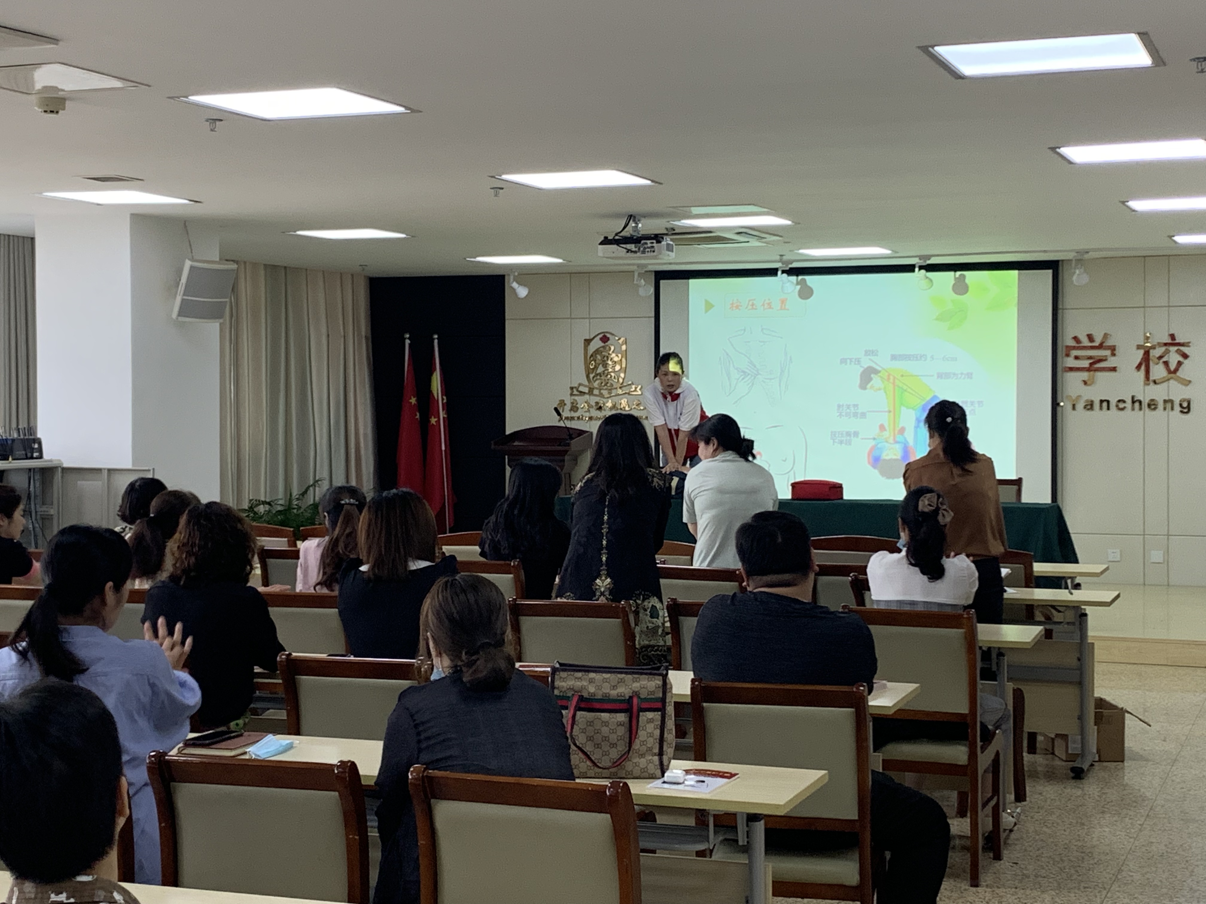 2022.06.01应急救护进校园 亭湖小学.jpg