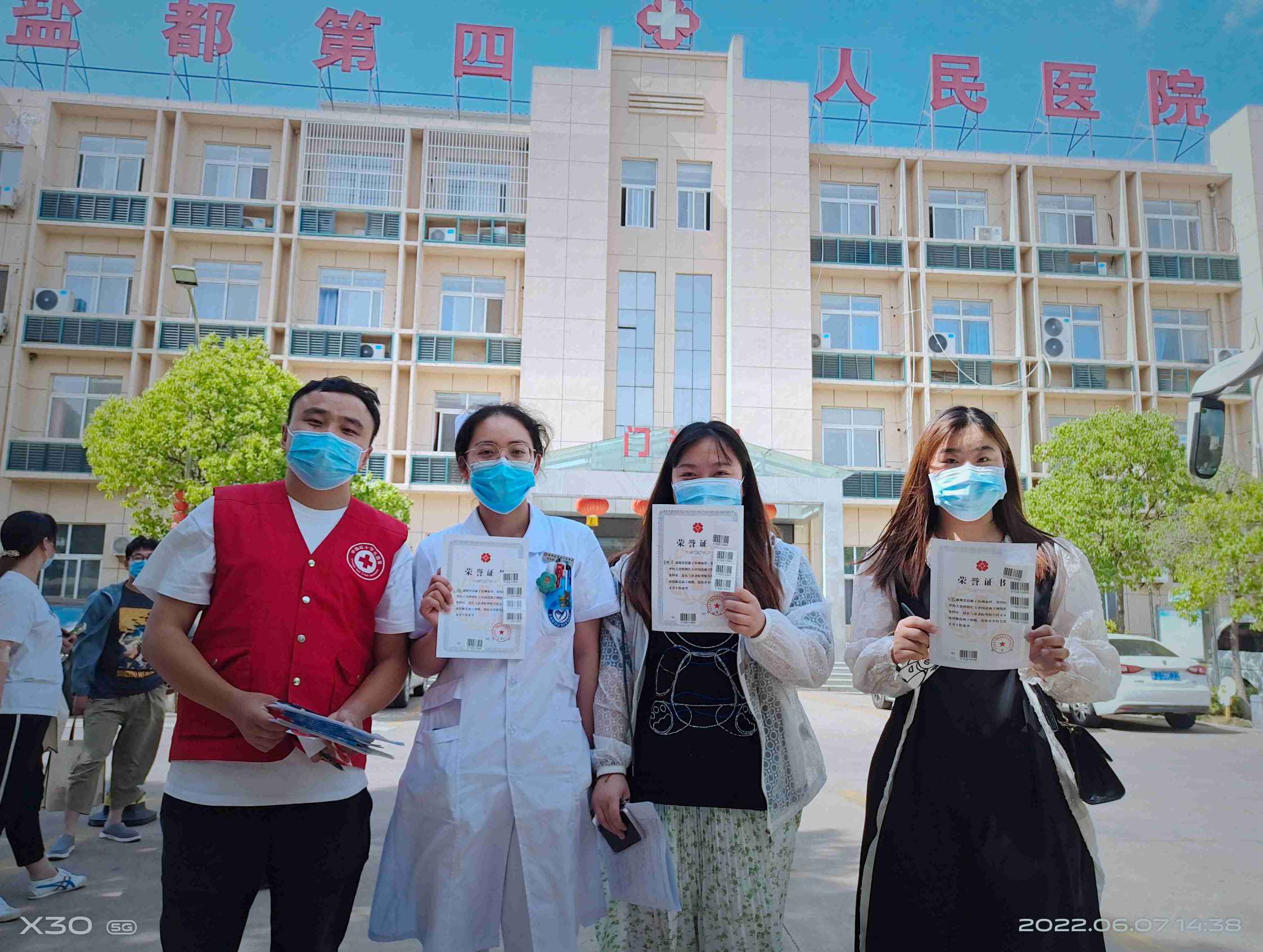 盐都造血干细胞捐献者和几名新入库志愿者合影_副本(1).jpg