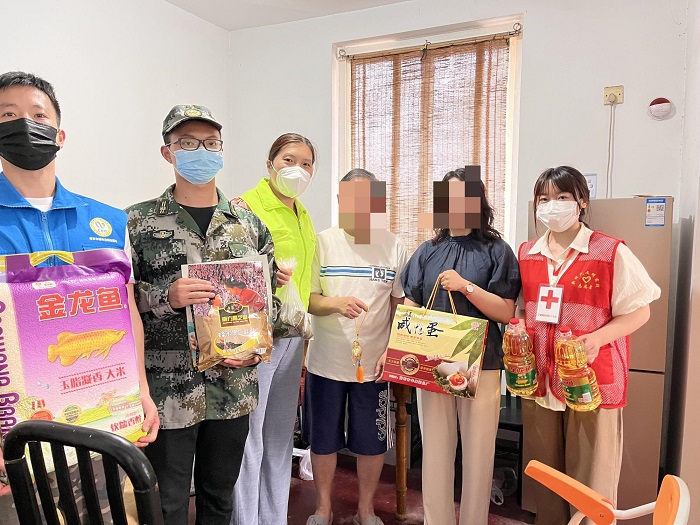 3、6.8 宁康苑社区红会走访慰问困难老人-1.jpg