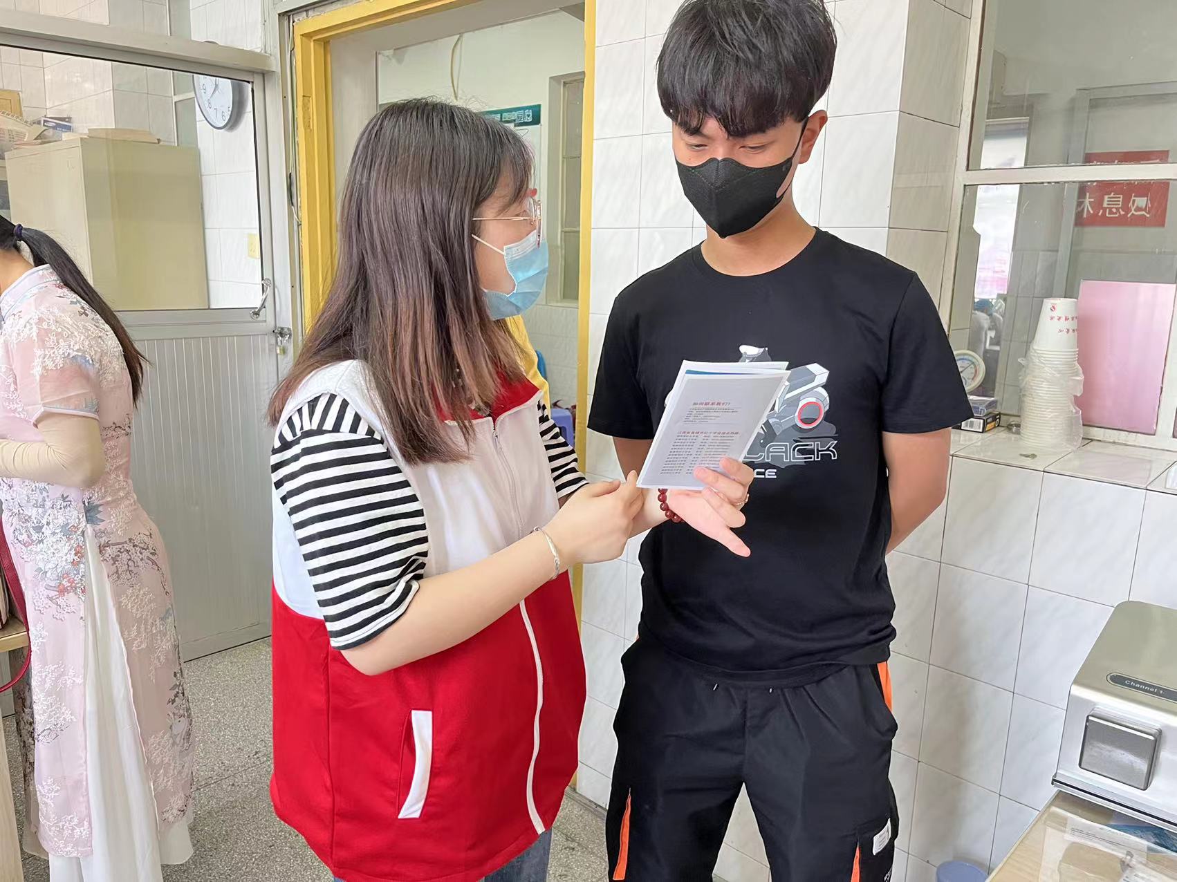 区红十字会工作人员向献血志愿者介绍造血干细胞登记入库.jpg