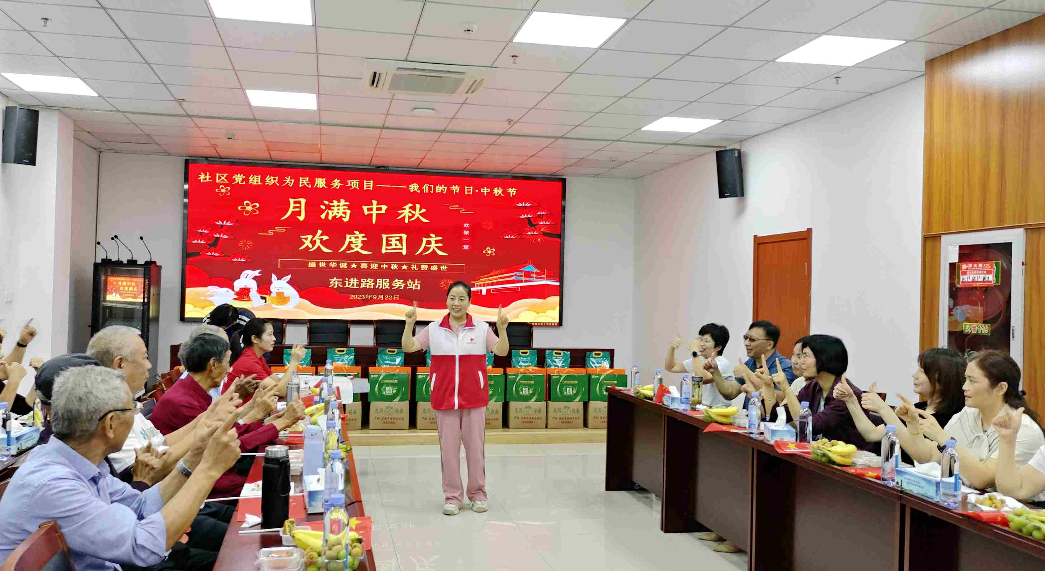 9月22日，盐都区红十字骨干志愿者在东进路社区服务“月满中秋  欢度国庆”文化进社区及助老活动(1).jpg