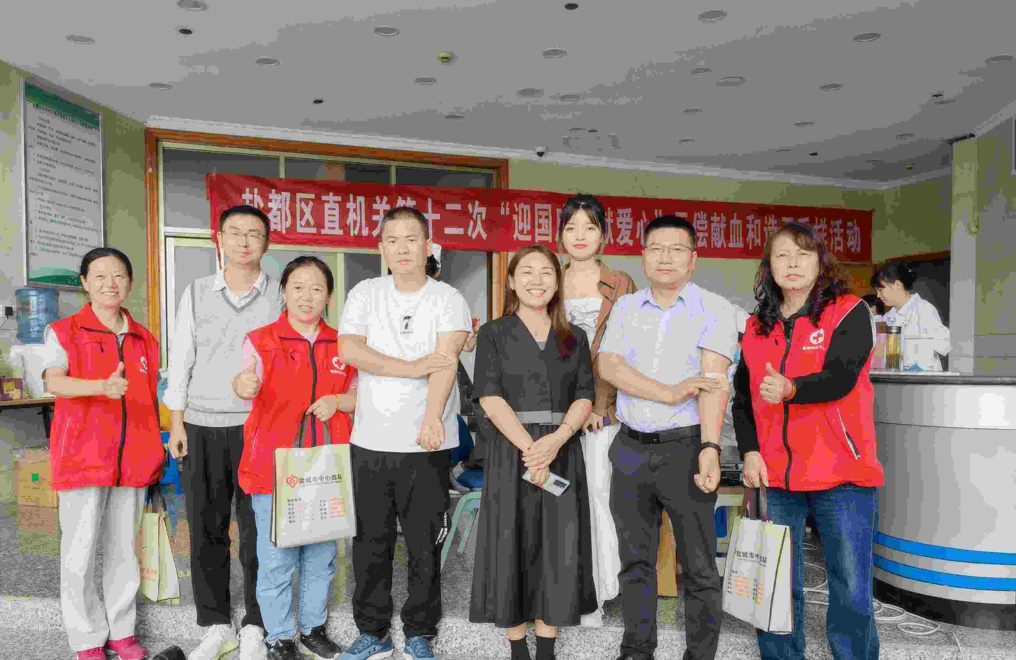 9月26日上午，盐都区红十字会联合区文明办等单位组织开展迎国庆献爱心献血活动，短时间就有58人成功献血，总量达15800毫升。 (部分人员献血后合影)(1).jpg