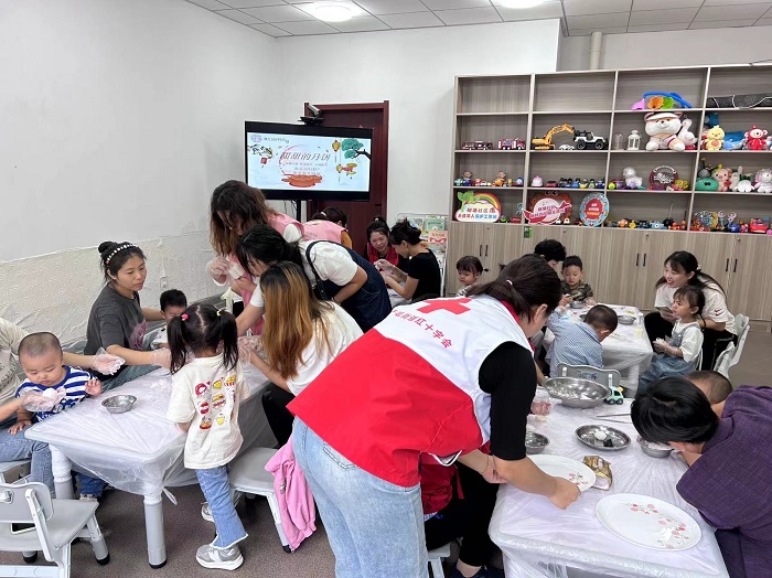 2、柳塘社区博爱家园开展亲子手工活动.jpg