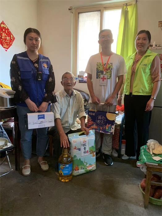 4、宁康苑社区红会开展孤寡老人中秋走访慰问活动.jpg
