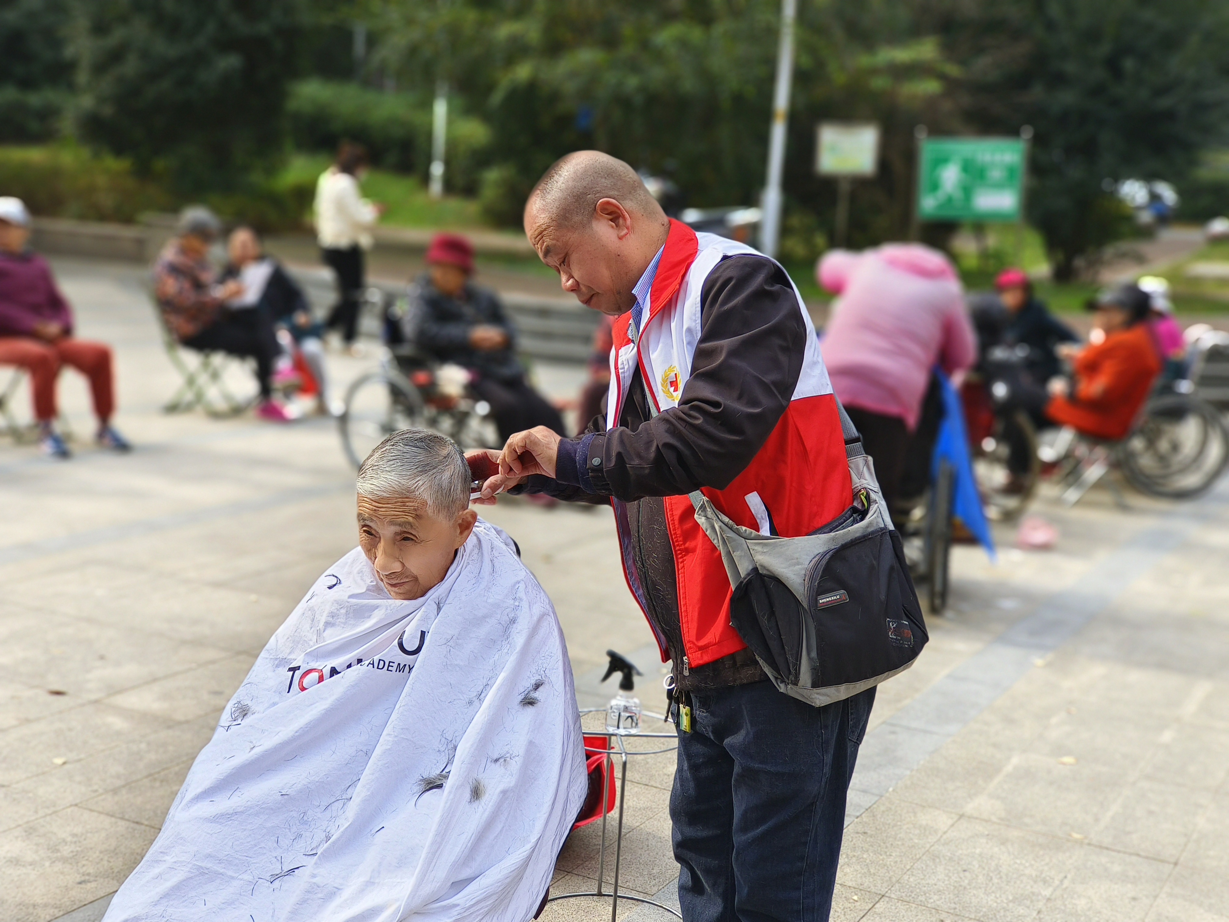 3、便民服务进小区健康义诊暖人心(1).jpg