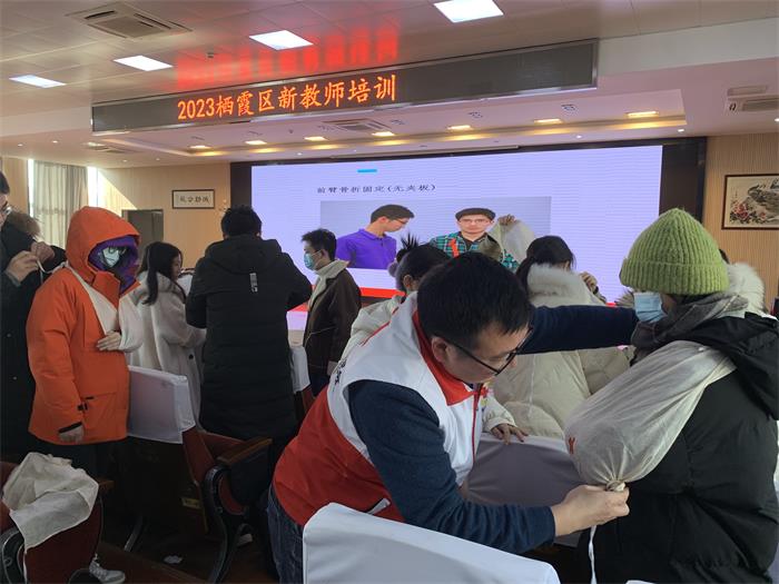 必修课 栖霞区新入职教师进行持证救护员培训(2).jpg