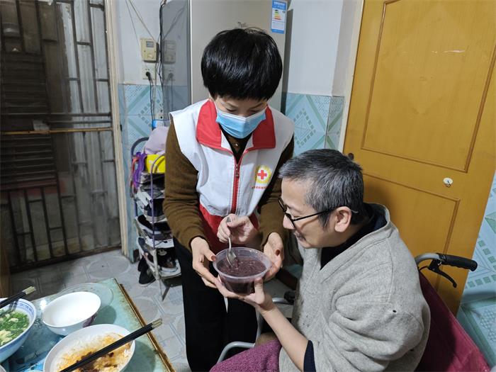 5、电瓷新村社区：“腊八”送温情，“粥到”暖人心 (1).jpg