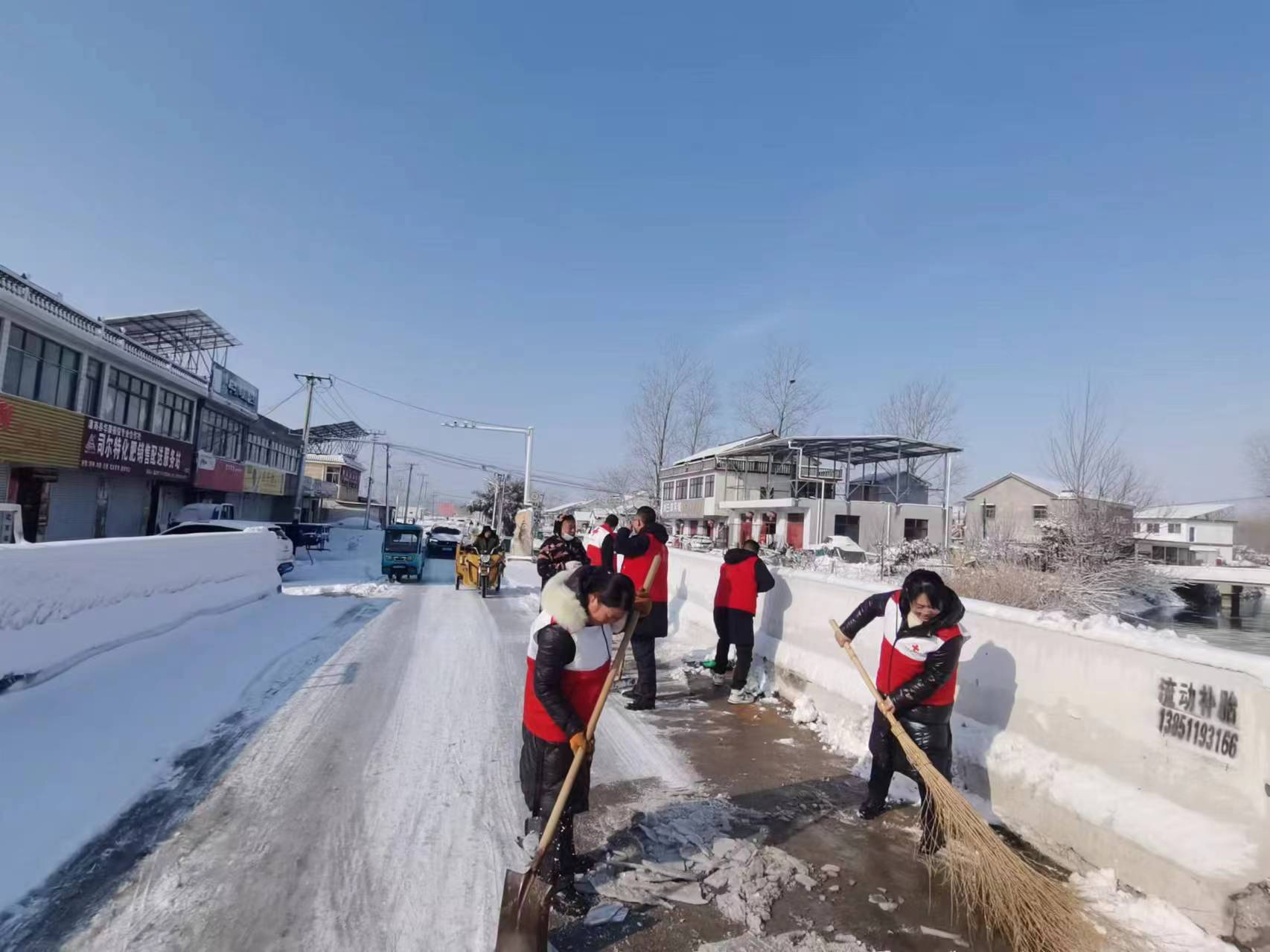 二图村志愿者扫雪一.jpg