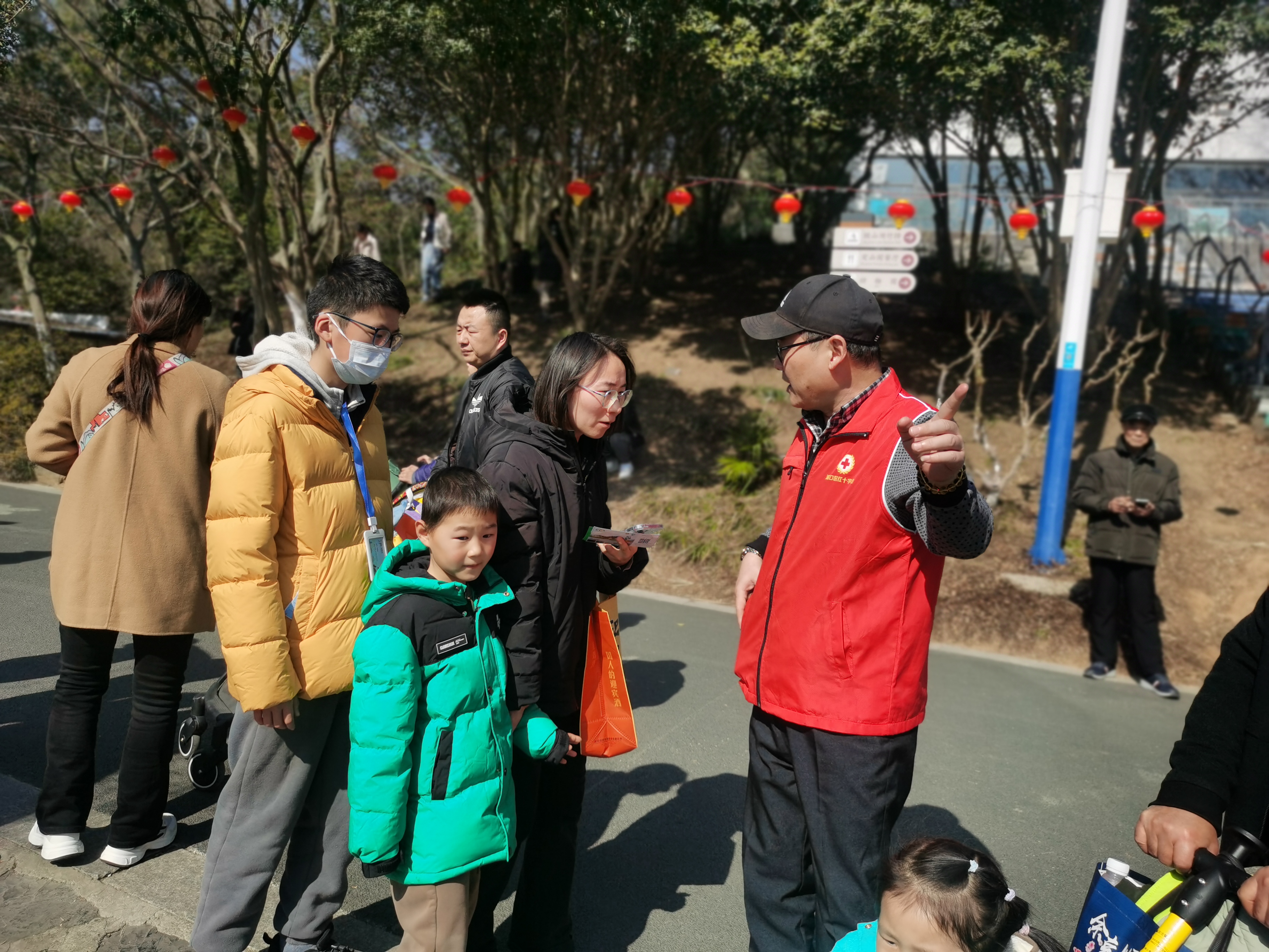 南京市浦口区红十字会积极组织春节期间志愿服务 (2).jpg