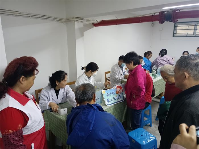 健康大篷车驶进金燕新村.jpg