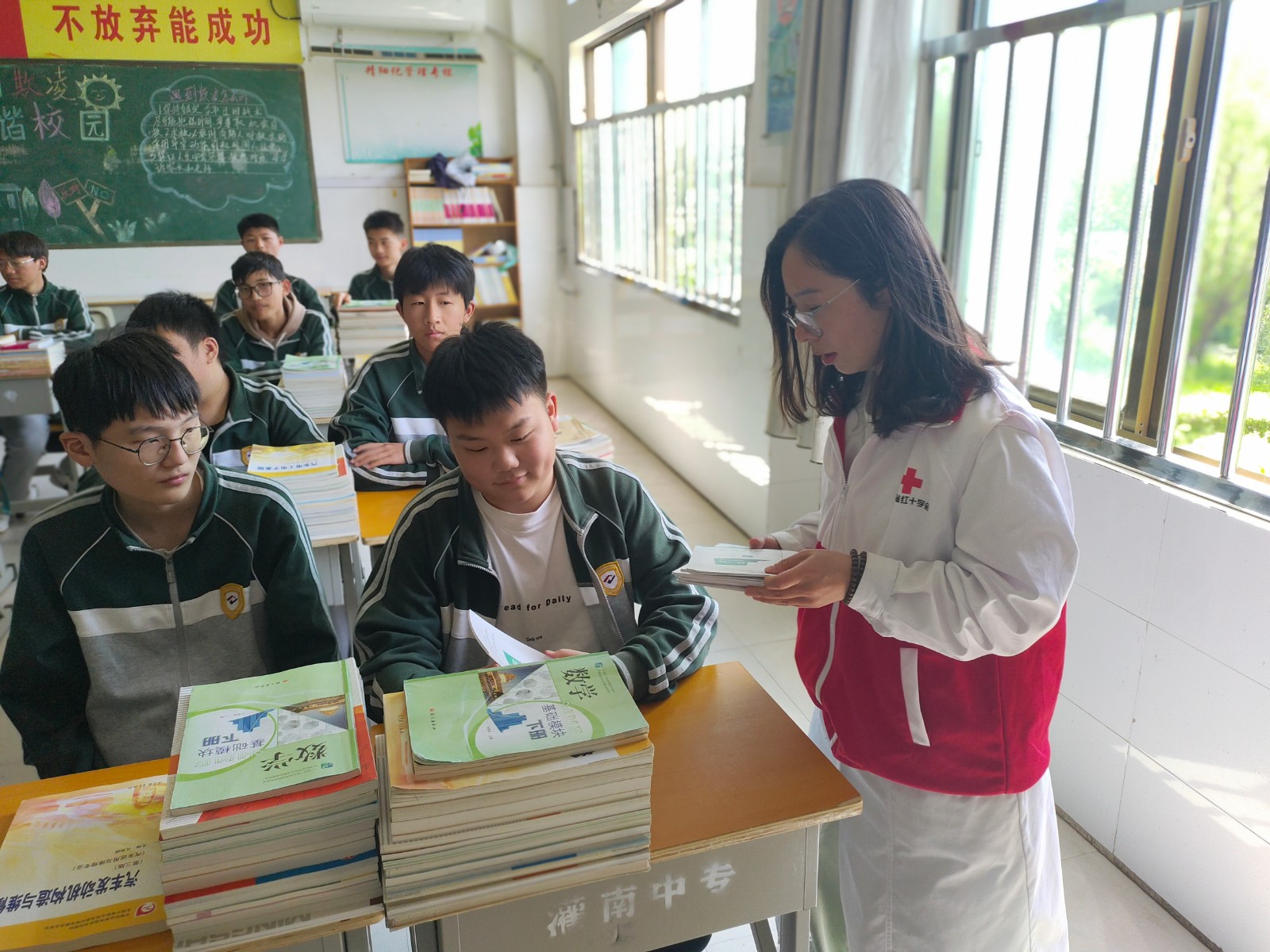 4.25县一院志愿队去中专.jpg