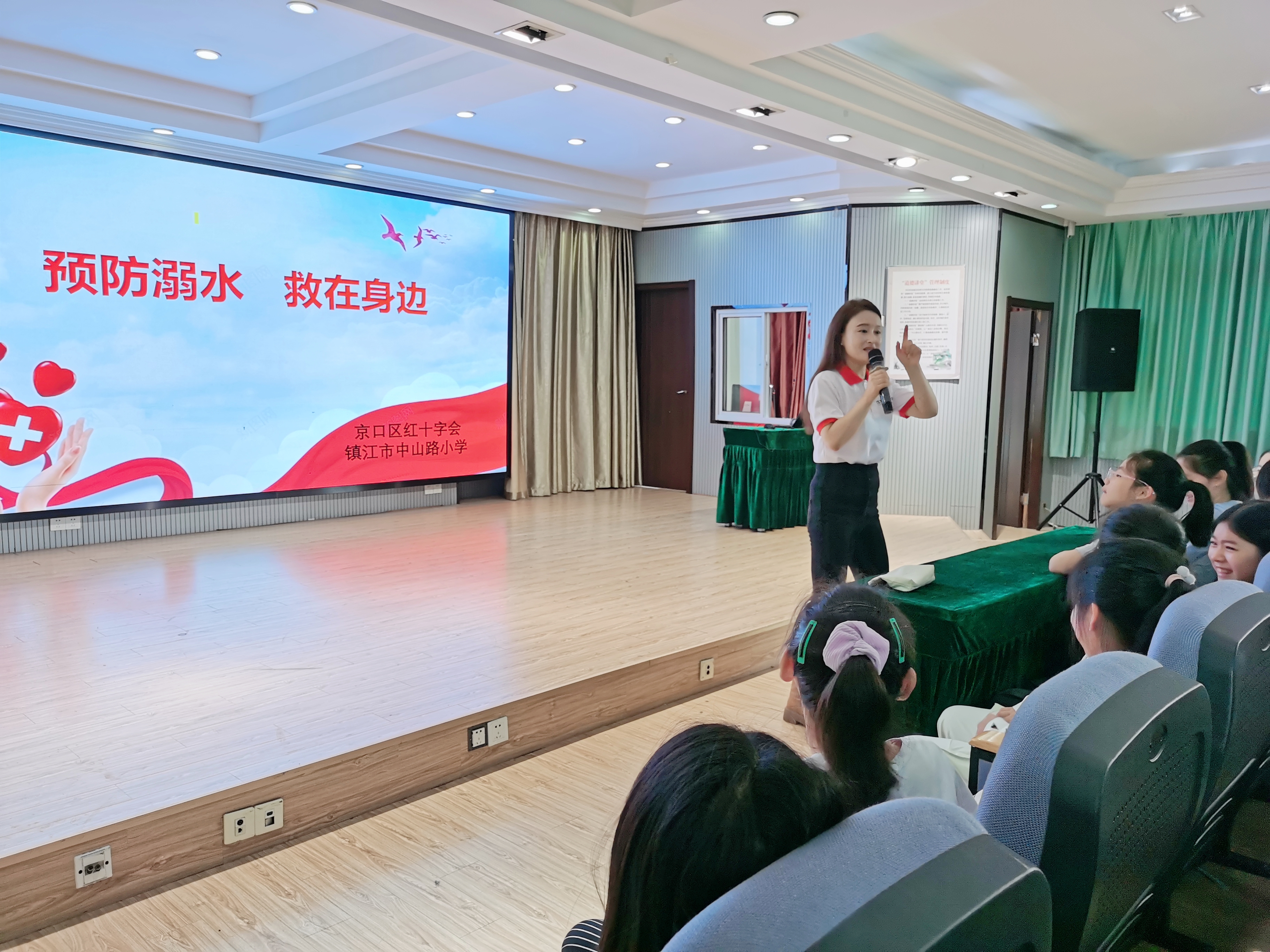 6月11日，中山路小学举办了一场主题为“预防溺水、救在身边”的安全教育活动。除了讲解理论知识外，老师通过模拟演练和问答互动等方式，更加深入地了解了防溺水知识。.jpg