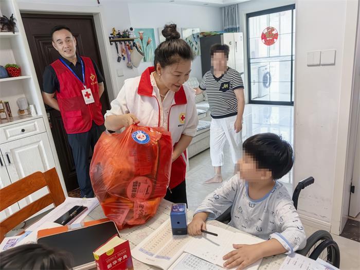 五福家园社区红十字会为困境人员发放爱心物资.jpg