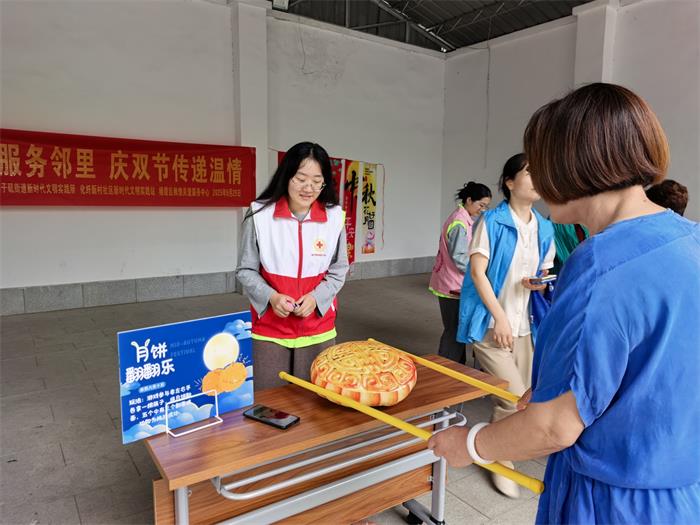 化纤新村社区：践初心服务邻里 庆双节传递温情(1).jpg